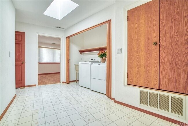 Building Photo - 5 Bedroom 3-bathroom Large single level home!