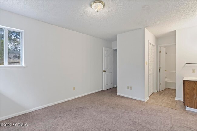 Building Photo - 100 Creekview Dr