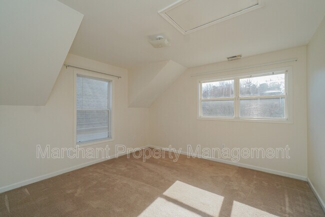 Building Photo - 335 Woodlark St
