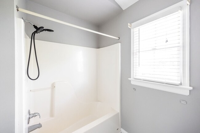 Building Photo - Large 4 Bedroom, 2.5 Bathroom Home in Mech...