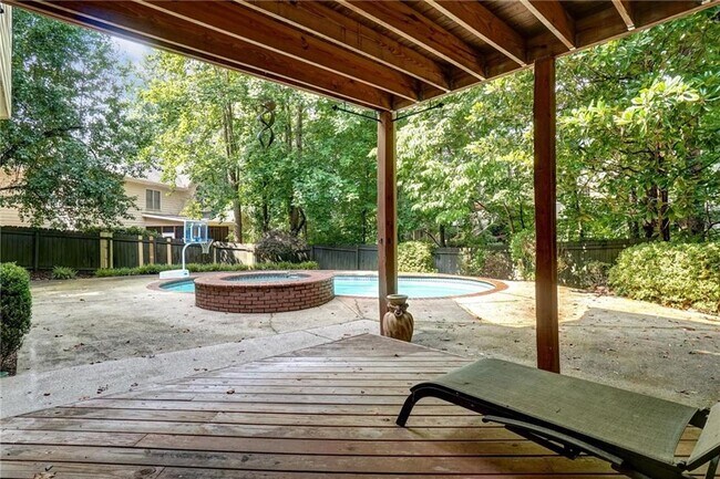 Building Photo - 510 Jacaranda Ct