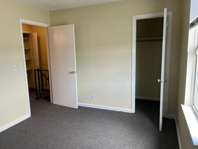 Building Photo - 3617 Willow Creek Ct