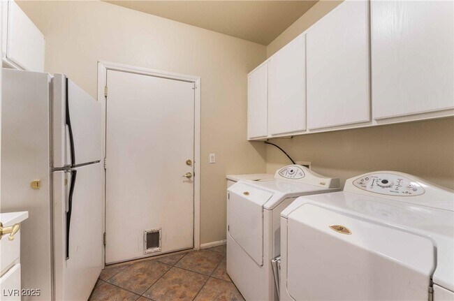 Building Photo - 9363 Pinnacle Cove St