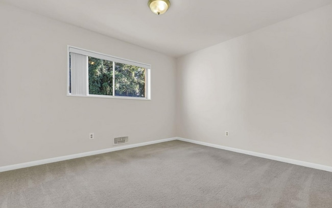 Building Photo - Bright Top-Floor 2BR Condo with Balcony in Parkside Community