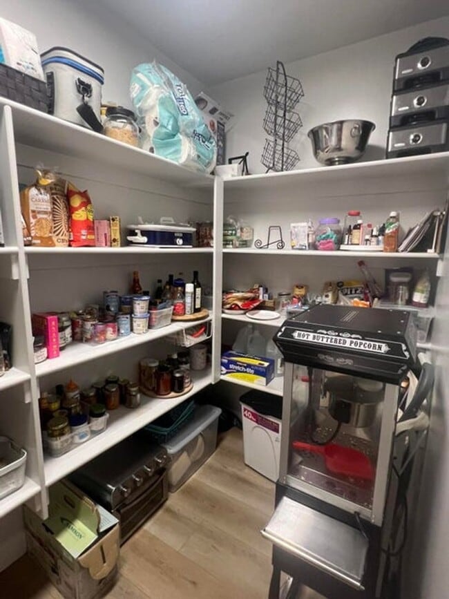 Building Photo - Stunning 4 Bedroom Home!