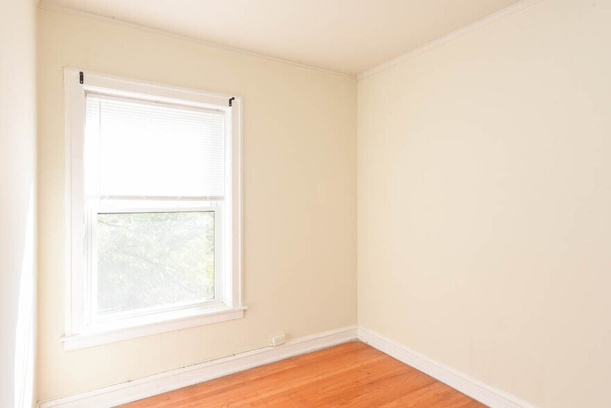 Building Photo - 1211 W Elmdale Ave