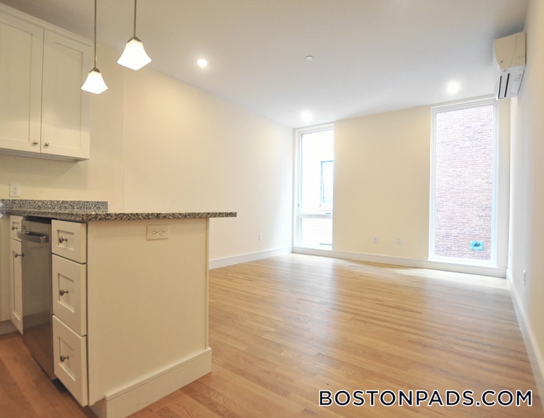 Building Photo - 877 Beacon St