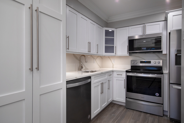 White Shaker Style Wood Cabinets - Fairfield Manor At Rocky Point