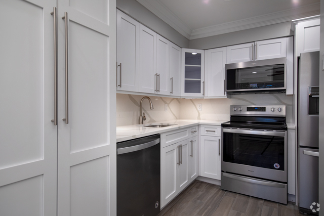 White Shaker Style Wood Cabinets - Fairfield Manor At Rocky Point