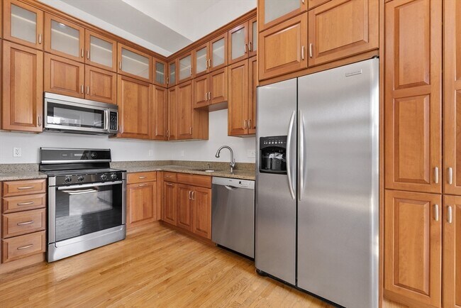 Building Photo - 403 Marlborough St