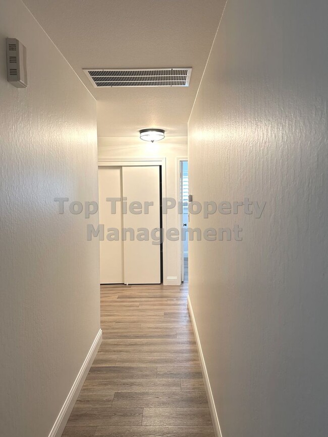 Building Photo - Beautiful 3 bed / 2 bath / 1,648 sqft hous...