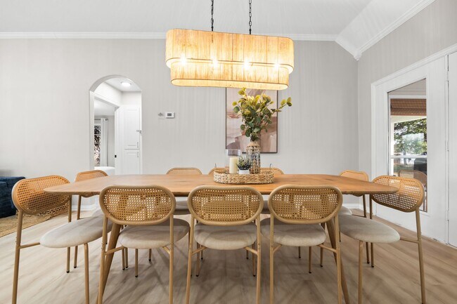 Building Photo - Lakefront Luxury Retreat, 5 Beds, 3 Baths, Quiet Gated Community.