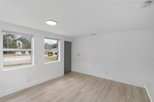 Building Photo - 607 SW 3rd St