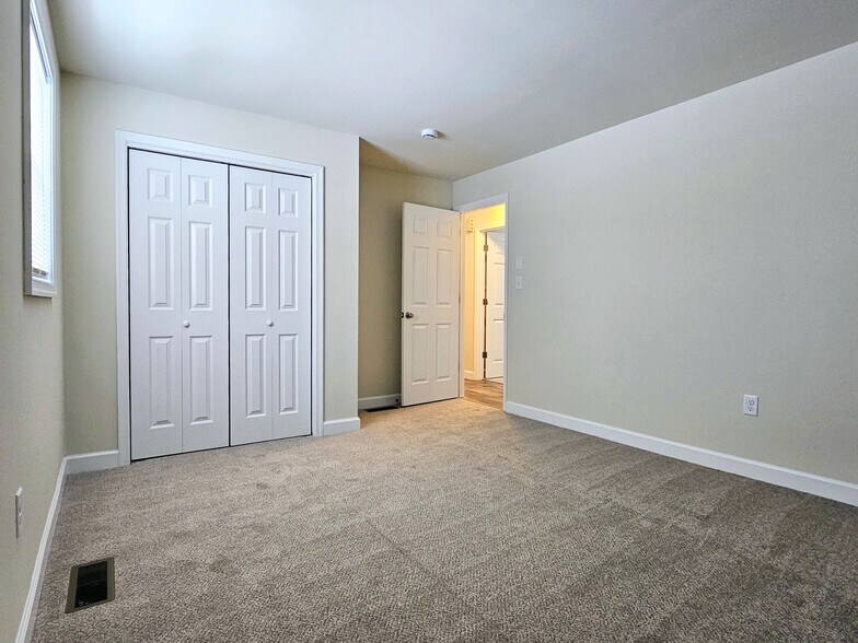 Building Photo - 4 Skyview Ln