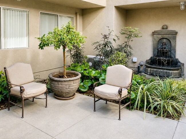 Building Photo - Remodeled Spacious 2BR/2BA in NoHo – Quiet 2nd Floor, Central A/C, 2 Parking Spaces