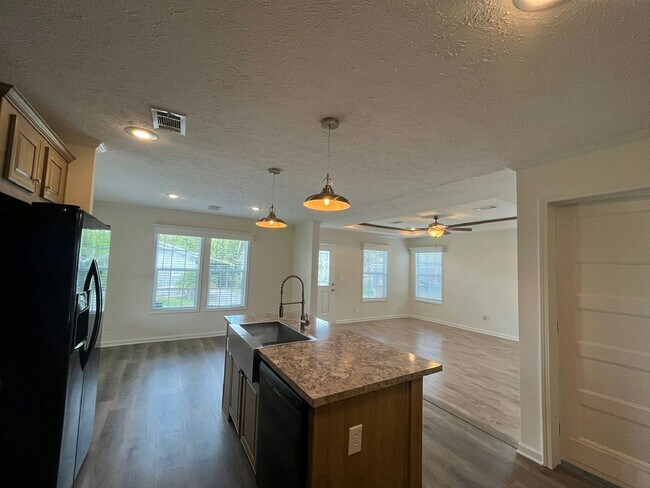 Building Photo - 568 Leopard Ln