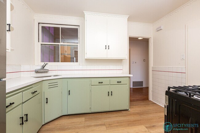 Building Photo - Outer Sunset: Top Floor w/ Shared Yard & Laundry on N Judah Line