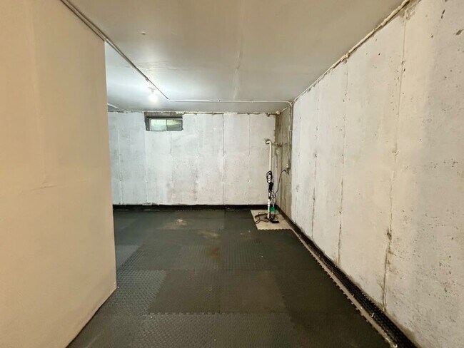 Building Photo - 19 Somers St