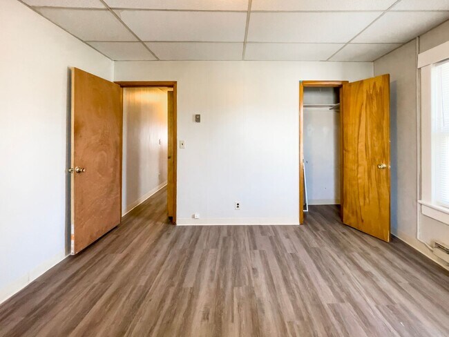 Building Photo - Preleasing for August 2026! 1 Bedroom, 1 Bathroom Close to Ball State's Campus! New Flooring!