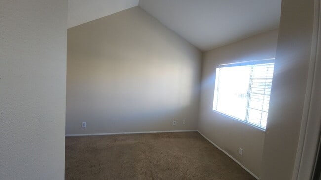 Building Photo - Amazing 2 story 4 bedroom home in Simi Val...