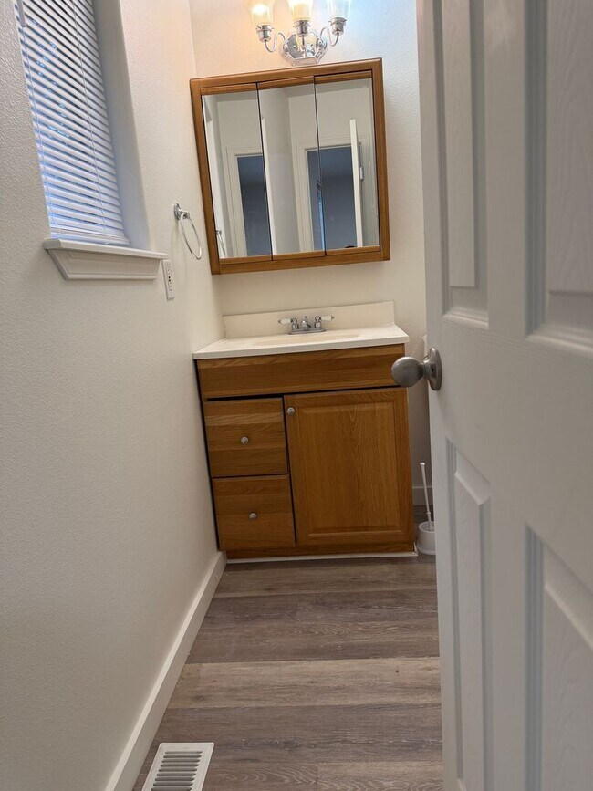 Building Photo - 4 Bedroom Duplex for Rent