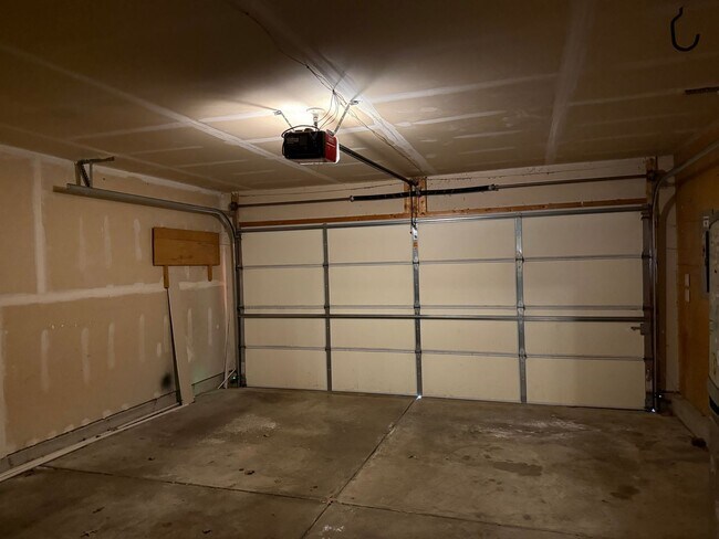 Building Photo - Southside 3/2 home with attached 2 car garage