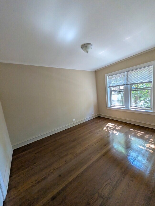 Building Photo - 6703 N Greenview Ave