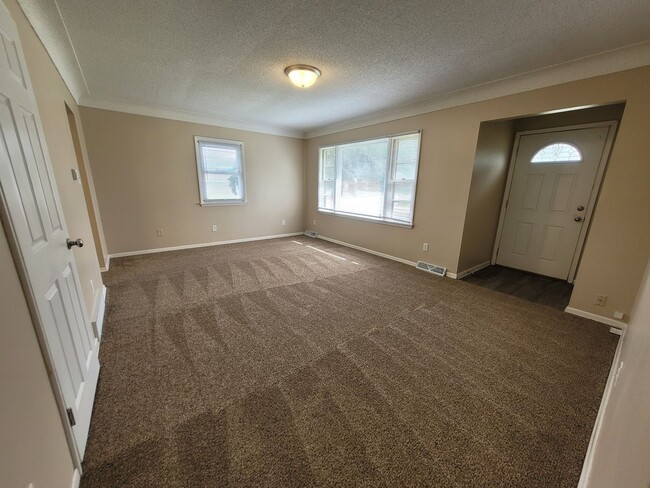 Building Photo - 2 Bedroom, 1 Bathroom Home 5 Minutes from Downtown!