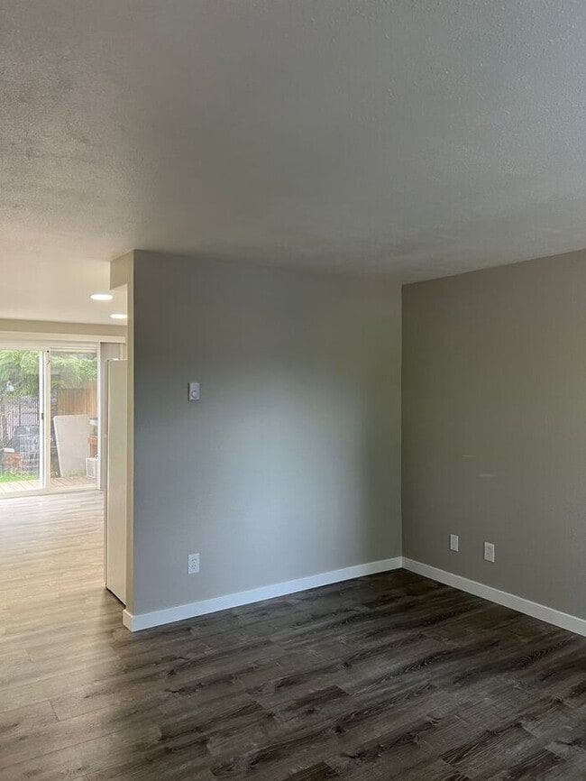 Building Photo - Updated 2BD/1BA Townhome- Move-In Ready Just in Time for Summer!