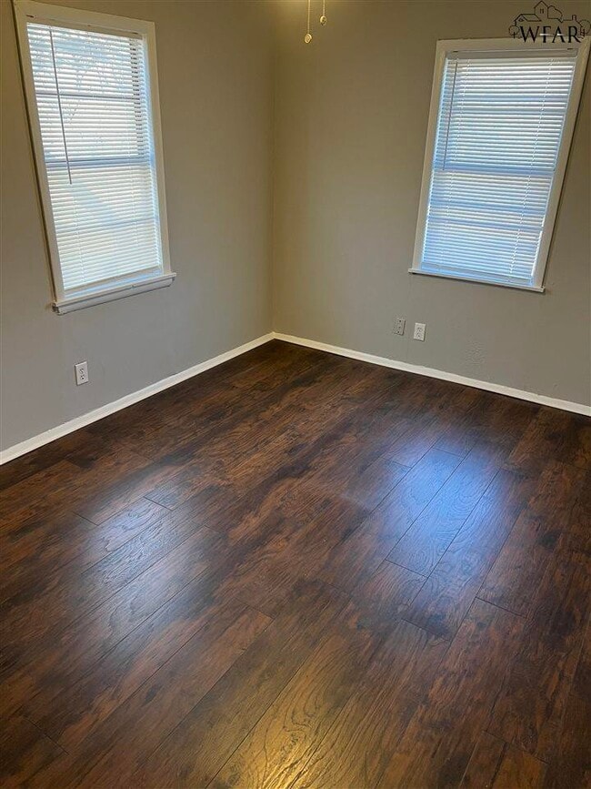 Building Photo - 1118 Ireland St