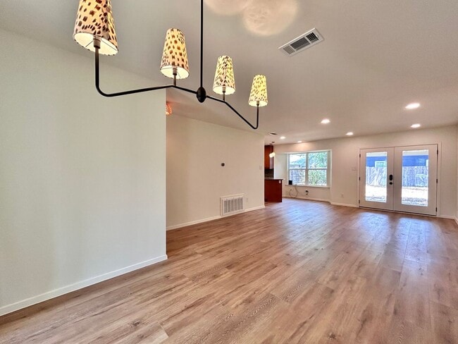 Building Photo - 4 Bed / 2 Bath Home with Covered Porch, Su...