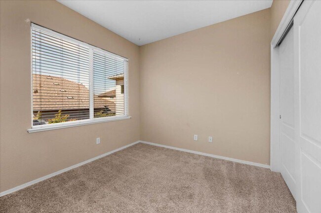 Building Photo - Spacious 4 Bedroom Home in North Clovis Gated Community