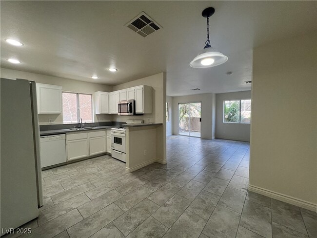 Building Photo - 5586 Lago Ct