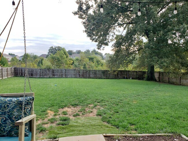 Building Photo - Near Exit 1! Close to I-24! HUGE Kitchen I...