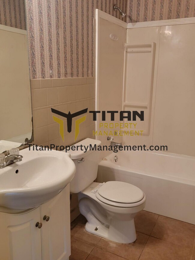 Building Photo - 2 bed Duplex
