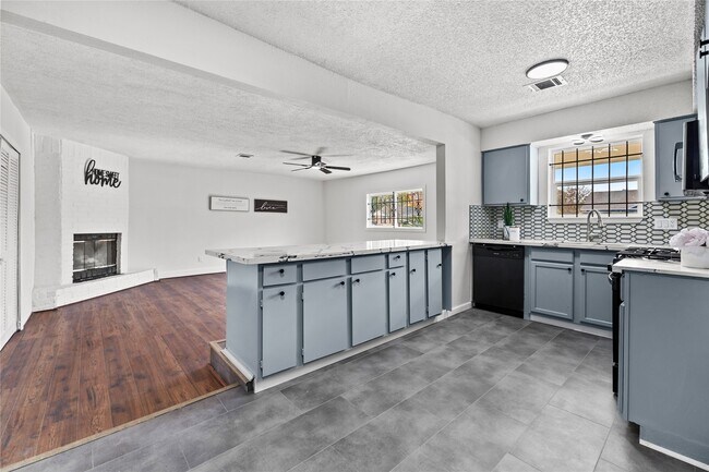 Building Photo - 10027 Valley Sun Dr