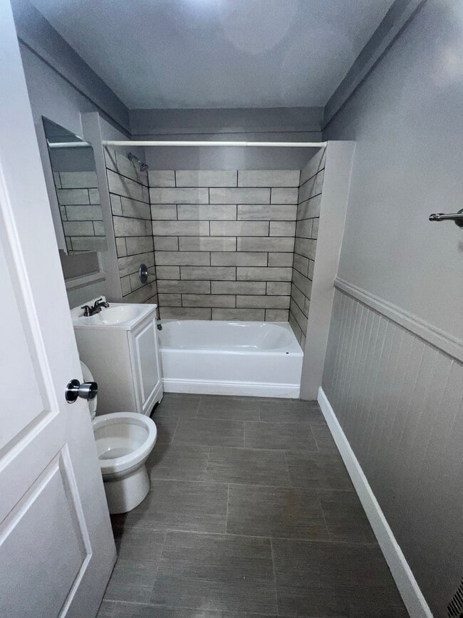 Building Photo - 634 Lansing St