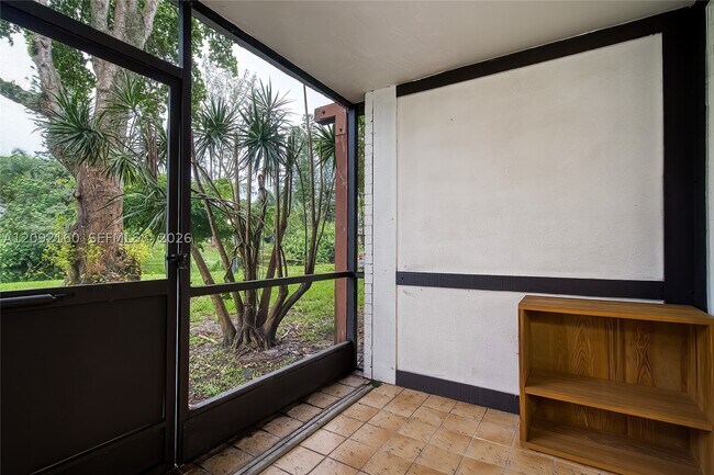 Building Photo - 3670 Inverrary Dr
