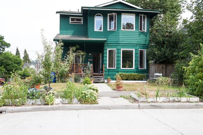 Building Photo - 2707 E Thomas St