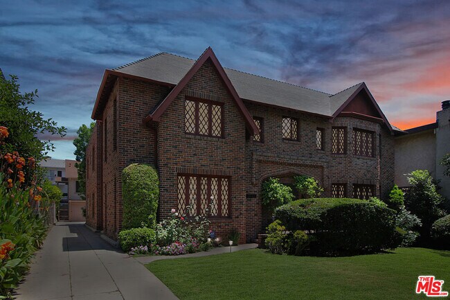 Building Photo - 1260 N Flores St