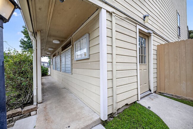 Building Photo - 9435 Pagewood Ln