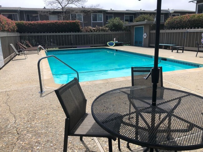 Building Photo - 3 Bed/ 2 Bathroom House in Santa Cruz