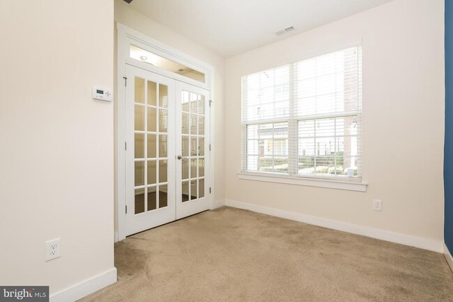 Building Photo - 113 Royal Mews