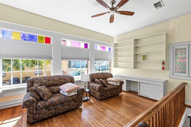 Building Photo - 2927 Bernardo De Galvez Ave