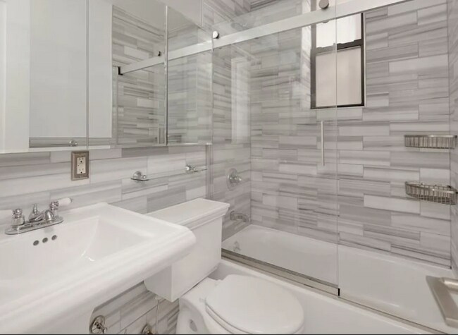 Building Photo - 215 E 23rd St