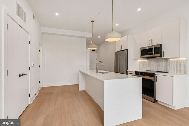 Building Photo - 30 W Allens Ln