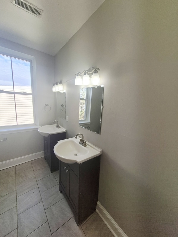 Building Photo - 709 1/2 West Clay Street - B