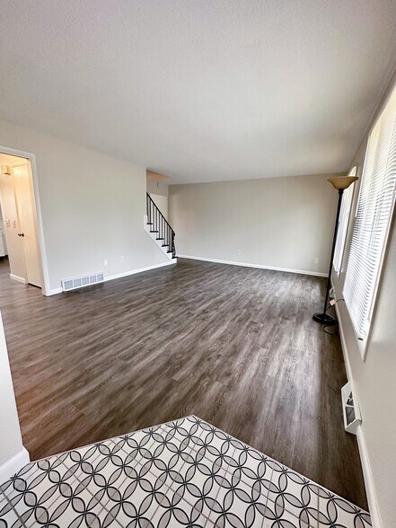 Building Photo - 5729 Cresthaven Ln