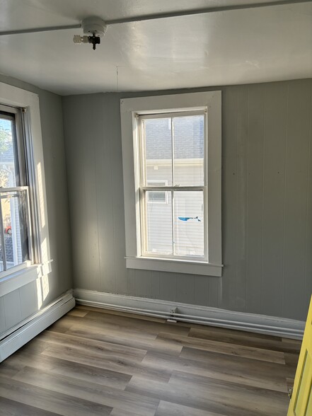 Building Photo - 652 Maple St