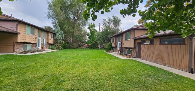 Building Photo - 922-928 E Fairclough Dr